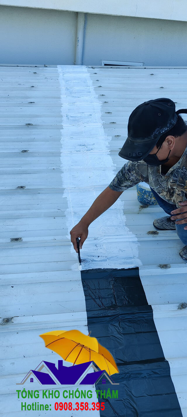 Sau khi dán băng keo chống thấm Sika Multiseal cho mái tôn thì quét một lớp sơn lên trên bề mặt để bảo vệ tốt hơn