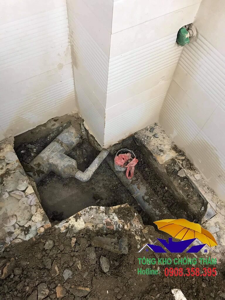 Đục bỏ toàn bộ lớp gạch của nhà vệ sinh cũ để chống thấm